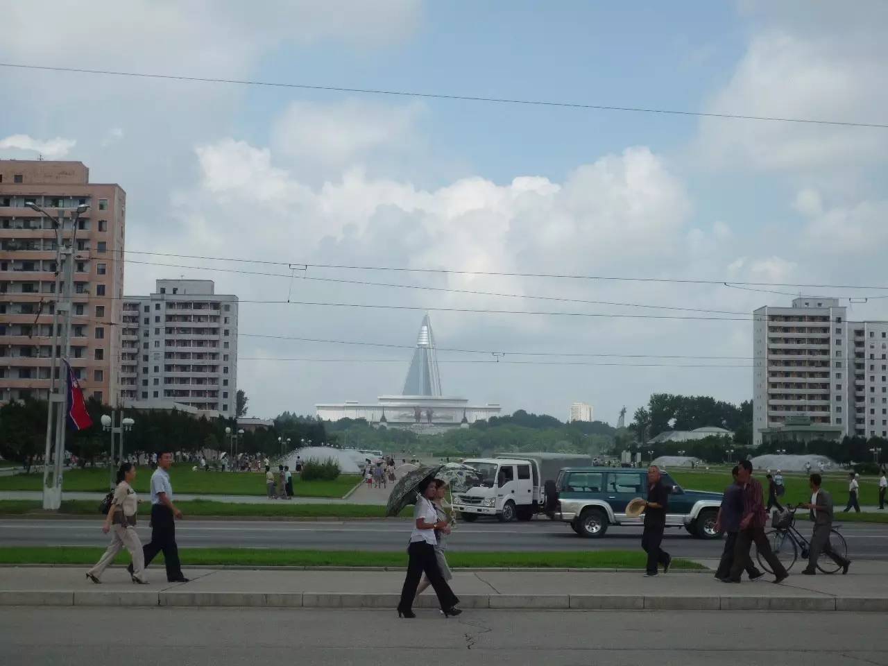 平壤街道上的朝鲜民众.