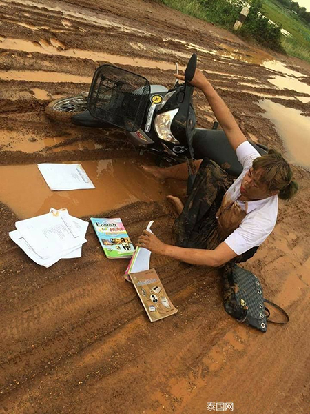 泰国女大学生摔泥坑后坚持去考试走红网络